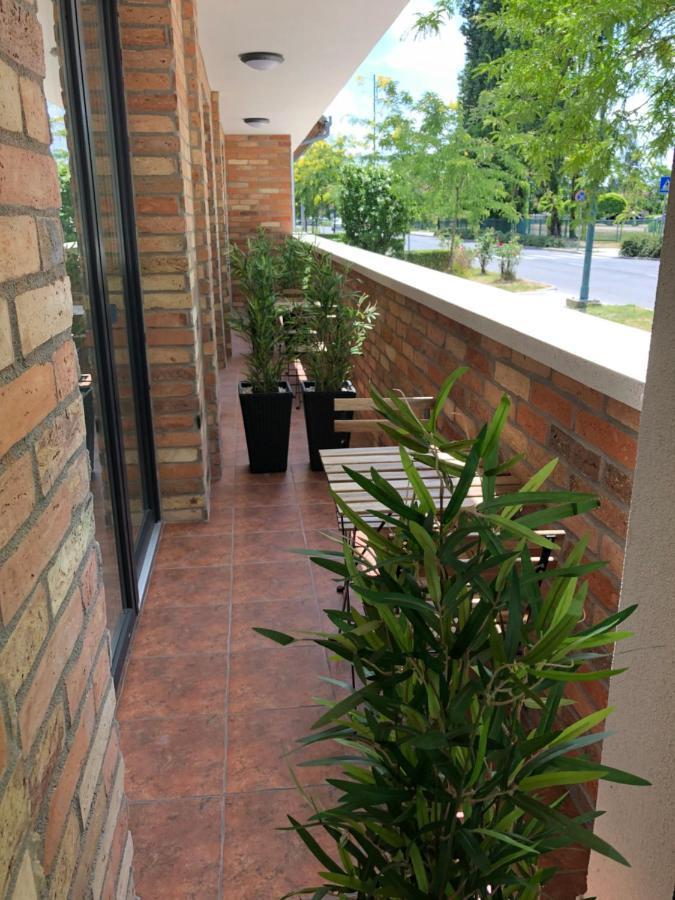 Castellum Apartmanhaz Gyula Exterior photo