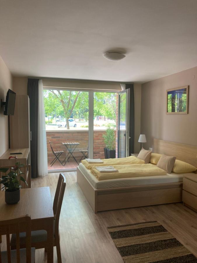 Castellum Apartmanhaz Gyula Exterior photo