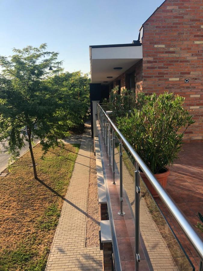 Castellum Apartmanhaz Gyula Exterior photo