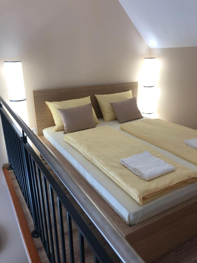 Castellum Apartmanhaz Gyula Exterior photo