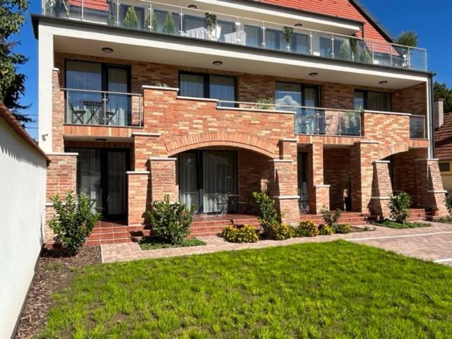 Castellum Apartmanhaz Gyula Exterior photo