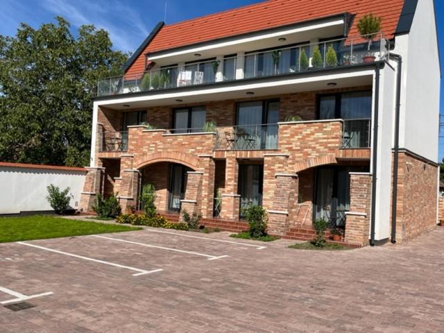 Castellum Apartmanhaz Gyula Exterior photo